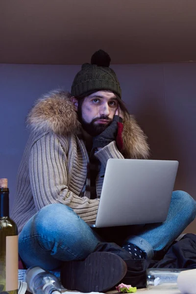 Verveeld dakloze man met laptop — Stockfoto