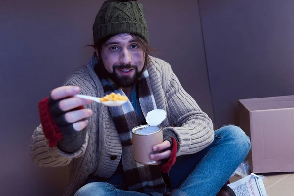Homeless man eating canned food — Stock Photo, Image