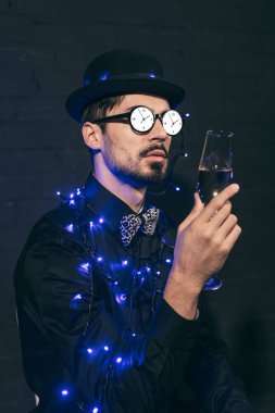 Şampanya ve Noel ışıkları ile adam