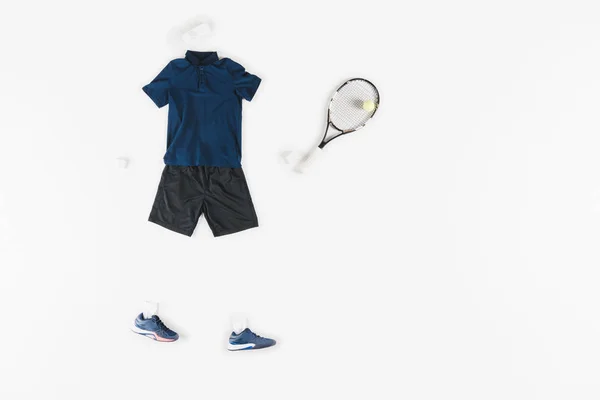 Ropa deportiva y raqueta de tenis — Foto de Stock