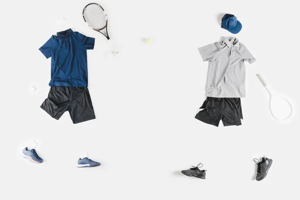 Sportos ruhákat és a teniszütők — Stock Fotó