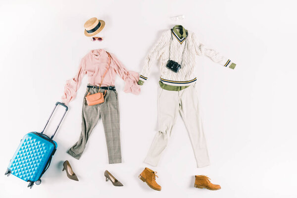 стильная одежда с камерой и чемоданом
