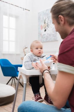baba oğlunun evde bebek maması ile besleme