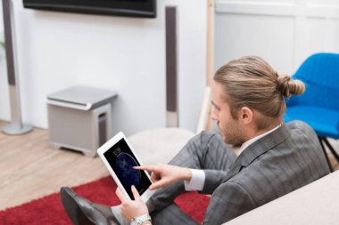 işadamı iPad tablet evde kullanma