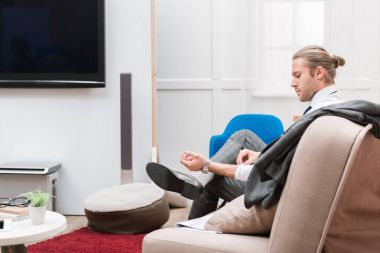 Kanepede oturan ve bir kol sabitleme işadamı