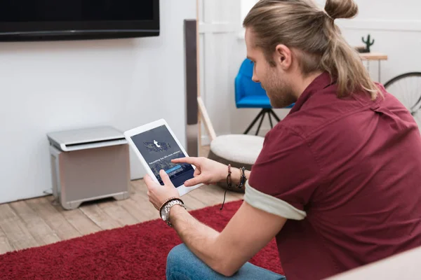 Mann Sitzt Auf Sofa Und Benutzt Digitales Tablet Mit Tumblr — Stockfoto