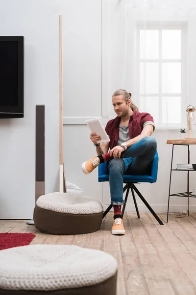 Hombre Guapo Usando Tableta Digital Casa — Foto de Stock