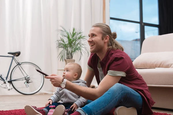 Feliz Padre Viendo Televisión Con Pequeño Hijo Casa — Foto de Stock