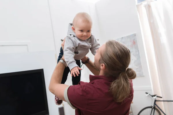 Pai Brincando Com Seu Filho Adorável Casa — Fotografia de Stock