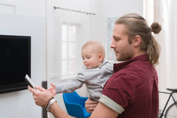 Père Regarder Télévision Avec Petit Garçon Maison — Photo