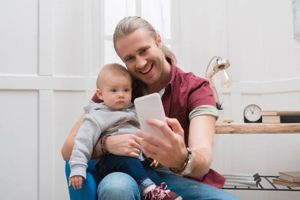 Smiling Father Taking Selfie Adorable Son Home — Stock Photo, Image