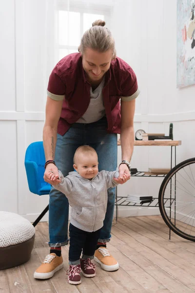 Pai Alegre Ensinando Bebê Menino Andar Casa — Fotografia de Stock