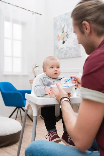 Papà Nutrire Suo Piccolo Figlio Con Cibo Bambini Casa — Foto Stock