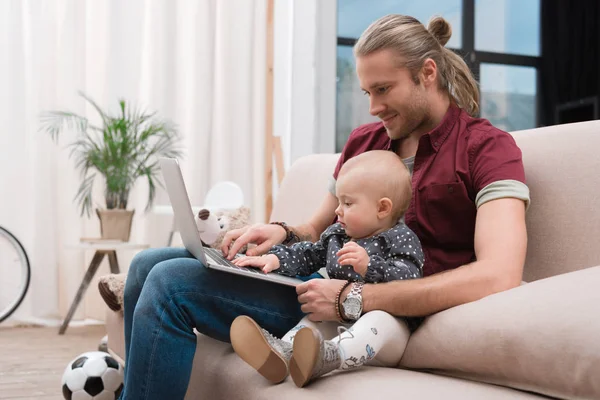 Pai Sentado Com Menina Usando Laptop Casa — Fotografia de Stock