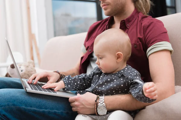 Visão Cortada Pai Sentado Com Menina Pequena Usando Laptop — Fotografia de Stock