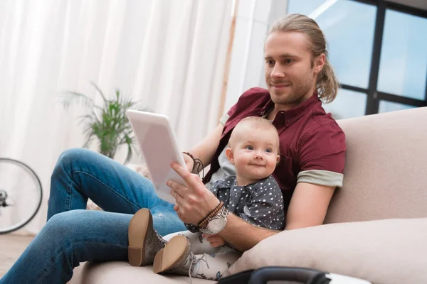 Far Med Digital Surfplatta Medan Sitter Med Sin Lilla Dotter — Stockfoto