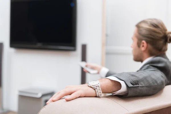 Επιχειρηματίας Συνεδρίαση Στο Σπίτι Και Στροφή Στην Τηλεόραση — Δωρεάν Φωτογραφία
