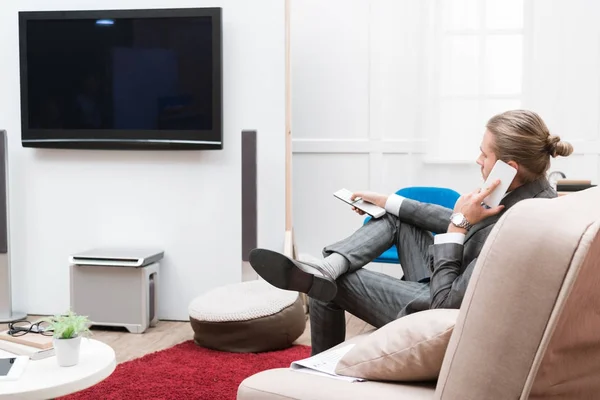 Hombre Negocios Hablar Teléfono Inteligente Mientras Televisión Casa —  Fotos de Stock