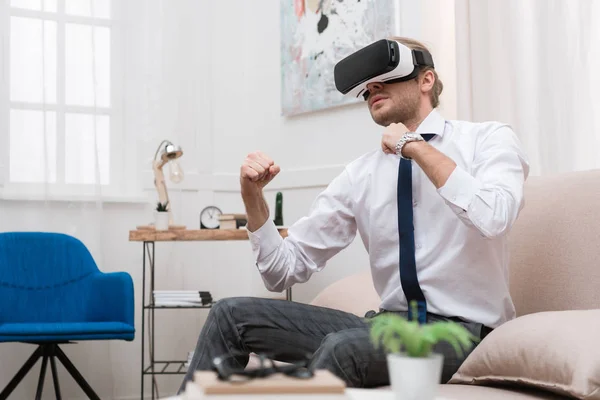 Hombre Negocios Luchando Usando Auriculares Realidad Virtual Mientras Está Sentado — Foto de stock gratis