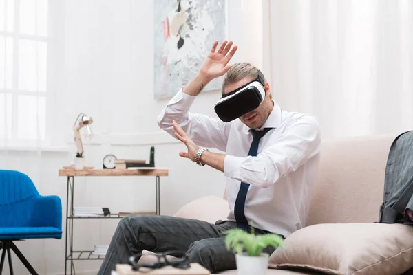 Бизнесмен Жестикулирует Использует Гарнитуру Виртуальной Реальности Сидя Дома Диване — стоковое фото