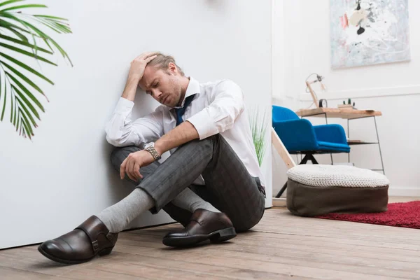 Κουρασμένος Επιχειρηματίας Που Κάθεται Ένα Πάτωμα Στο Σπίτι Και Έχοντας — Φωτογραφία Αρχείου