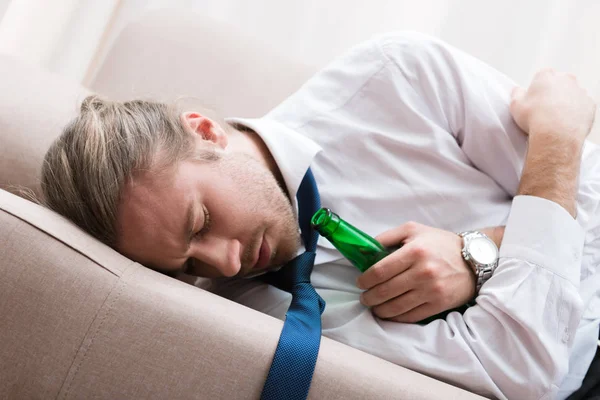 Homem Camisa Gravata Dormindo Sofá Com Garrafa Cerveja — Fotografia de Stock Grátis