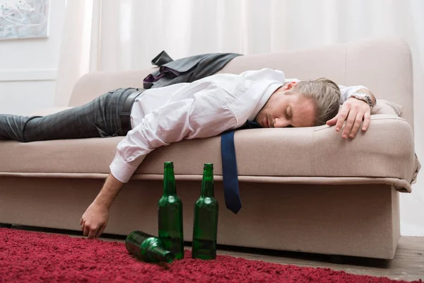 Pijany Mężczyzna Śpi Kanapie Salonie — Zdjęcie stockowe