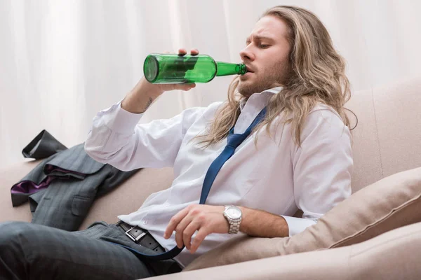 Mann Liegt Auf Sofa Und Trinkt Bier — Stockfoto