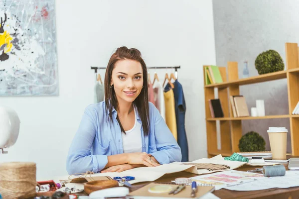 Schöne Näherin Sitzt Arbeitstisch Und Blickt Die Kamera — Stockfoto