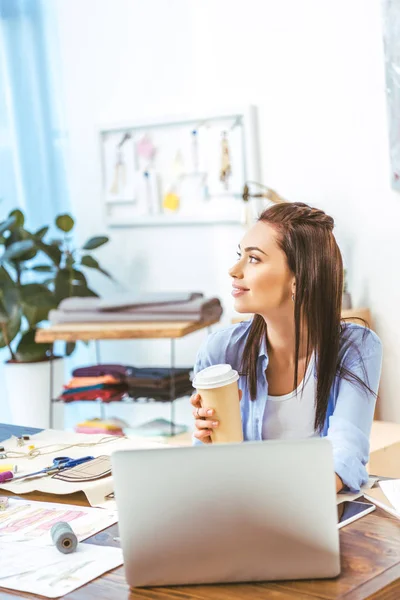 Hermosa Costurera Sosteniendo Café Mirando Hacia Arriba — Foto de stock gratis