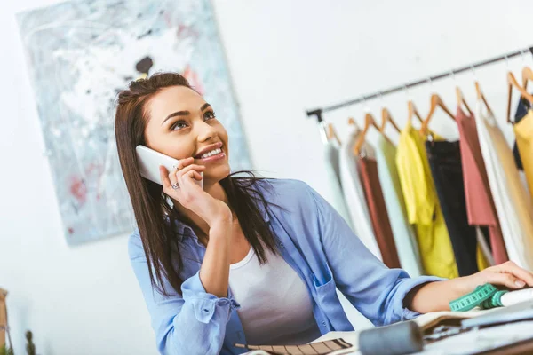 Designer Atraente Falando Por Smartphone Local Trabalho — Fotografia de Stock Grátis