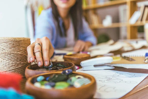 Bijgesneden Afbeelding Van Naaister Nemen Knop Uit Houten Kom — Gratis stockfoto