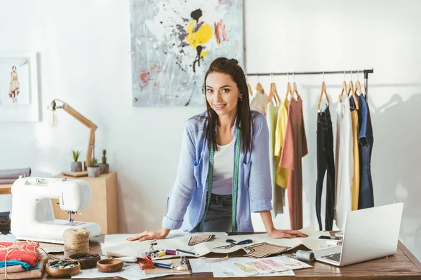 Sonriente Costurera Posando Mesa Trabajo — Foto de Stock