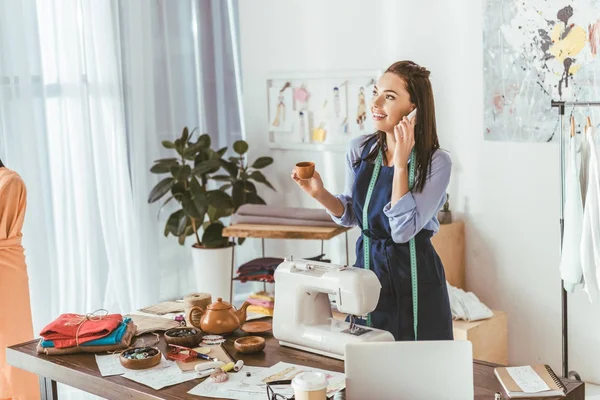 Gelukkige Naaister Praten Door Smartphone Werkruimte Het Bedrijf Kopje Thee — Stockfoto