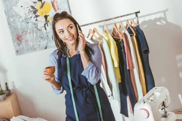 Happy Seamstress Talking Smartphone Holding Cup Tea — Free Stock Photo