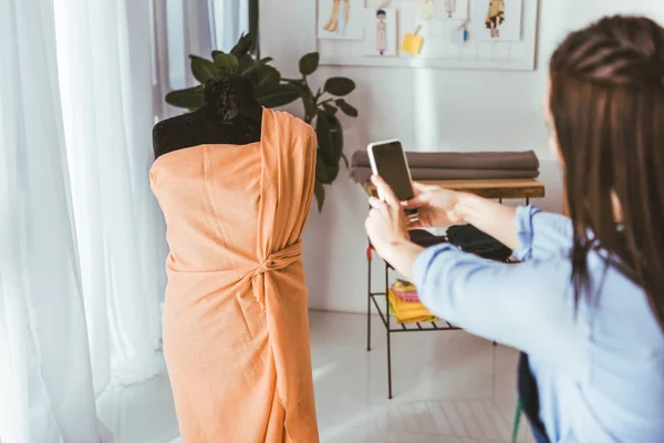 Costureira Tirando Foto Vestido Manequim Com Smartphone — Fotografia de Stock