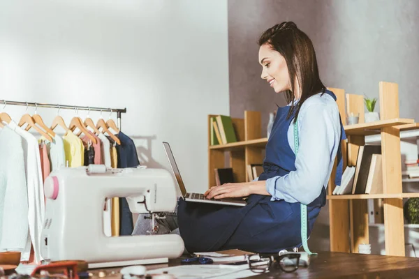 Gelukkige Naaister Zittend Tafel Met Laptop — Stockfoto