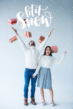 çok kültürlü çift sarılı Noel hediyesi ile