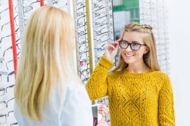 Optik Gözlük seçmek için istemci yardımcı düşünülmeli