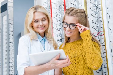 gözlükçü dijital tablet optik gözlük seçmek için istemci yardımcı ile