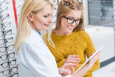 Optik Gözlük seçmek için istemci yardımcı dijital tablet ile göz doktoru