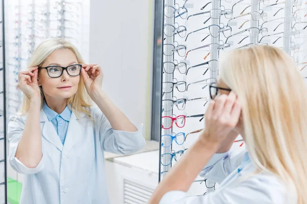Привлекательная Женщина Офтальмолог Носит Очки Стоя Оптике — стоковое фото