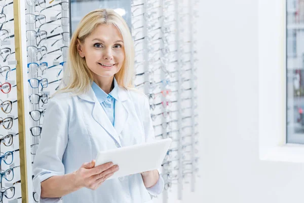 Professionella Kvinnliga Ögonläkare Arbetar Med Platta Optik Med Glasögon Hyllor — Stockfoto