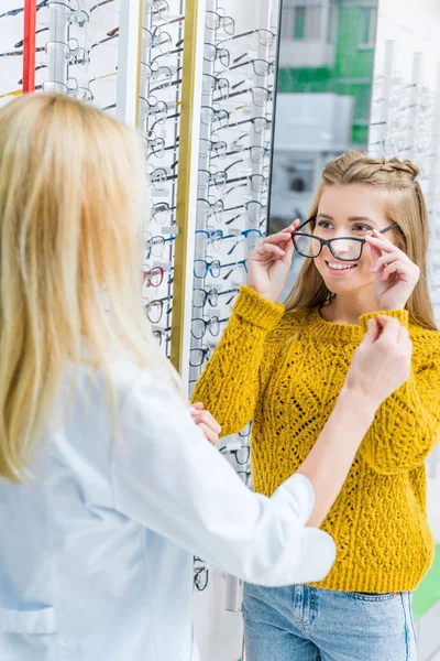 Оптометрист Помогает Клиенту Выбрать Очки Оптике — стоковое фото