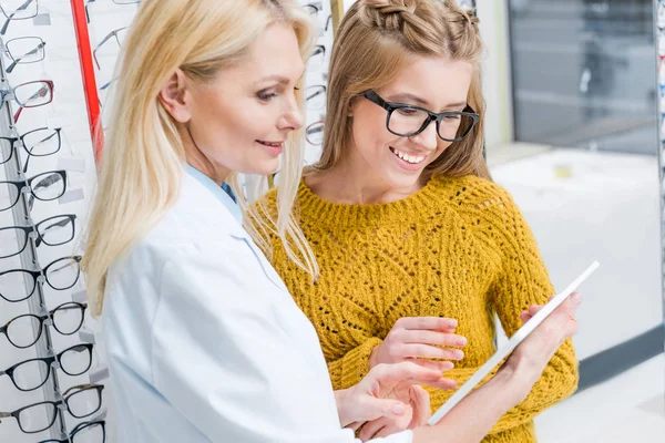 Optiker Med Digital Tablett Att Hjälpa Klienten Att Välja Glasögon — Stockfoto