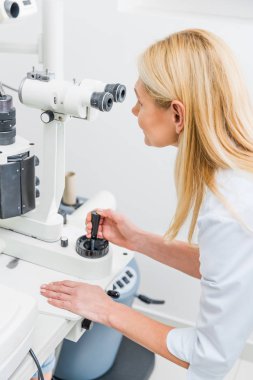 profesyonel gözlükçü slit lamba Kliniği ile çalışma