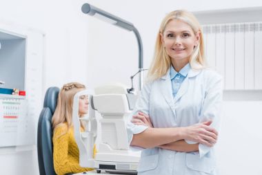 slit lamba Kliniği aracılığıyla kadın göz muayene hasta