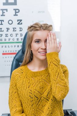 genç bayan hasta göz ile test klinikte göz tablosu ile