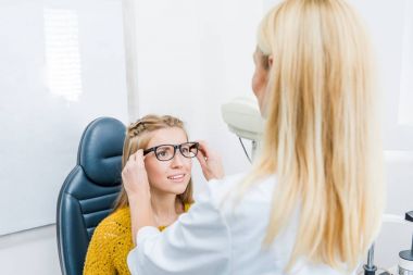 düşünülmeli ve hastanın klinik yeni gözlük çalışıyor