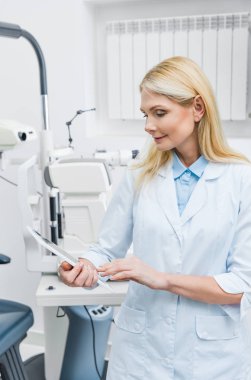 profesyonel gözlükçü klinikte dijital tablet kullanma